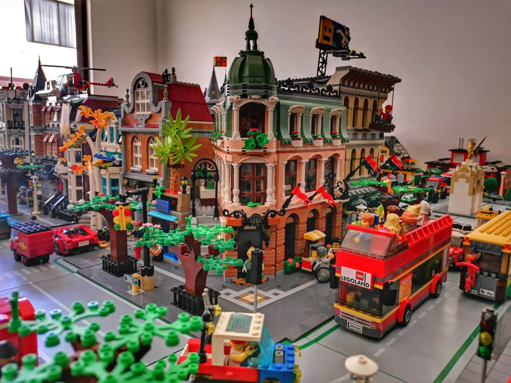 Bricks in Bits LEGO review revision Boutique Hotel 10297 modular building series 90 aniversario set valoracion